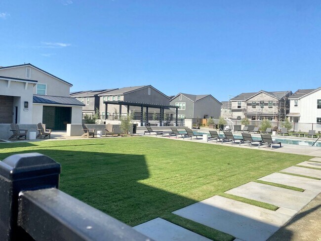 Building Photo - 2846 E Tamarind Dr