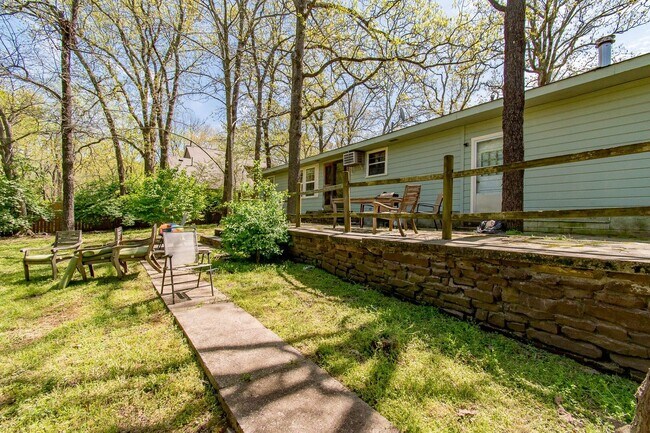 Building Photo - 4 Bedroom Home near UofA! Park-like yard! Lawn care included! Available for Fall semester!