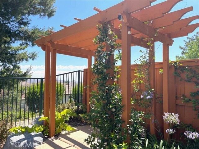 Building Photo - 8835 Fallbrook Way