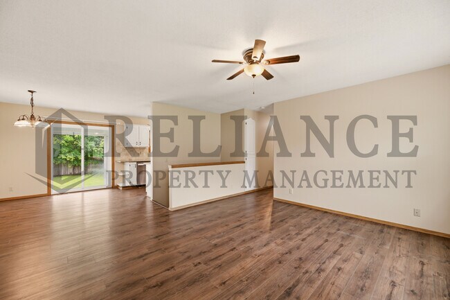 Building Photo - 516 N Lakeside Dr