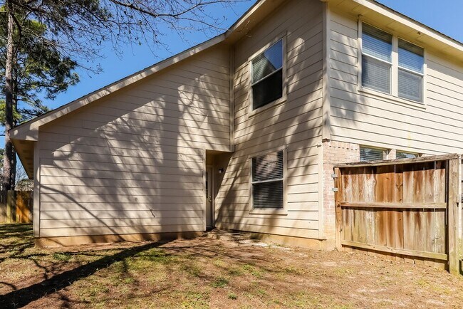 Building Photo - 10007 Willow Wood Way