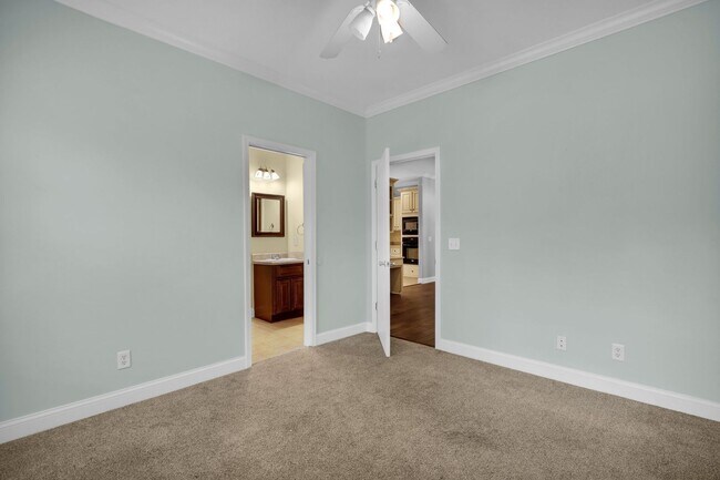 Building Photo - AVAILABLE LATE JULY 2025 (PET FRIENDLY)
