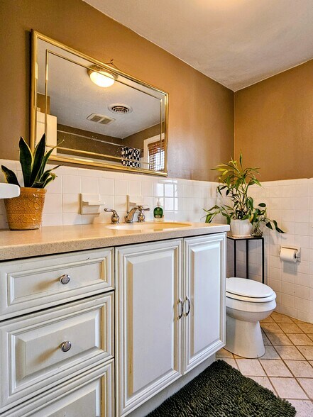 Building Photo - 947 Janet Ave