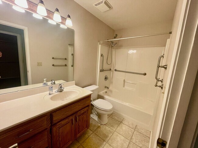 Building Photo - 1233 E Ogorman Ct