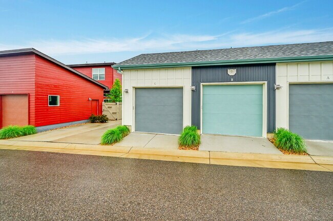 Building Photo - $2,895.00, 3 bedrooms, 3.5 baths, located ...