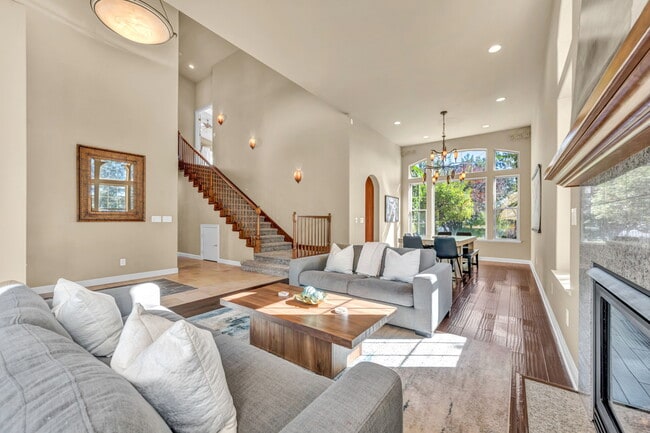 Building Photo - 1520 Taos Ln