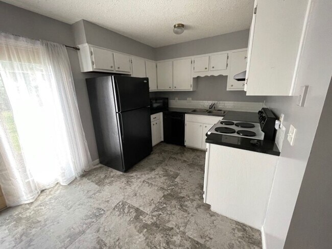 Building Photo - Spacious 2 bedroom Townhome