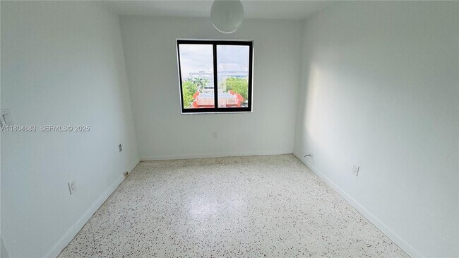 Building Photo - 1530 SW 2nd St