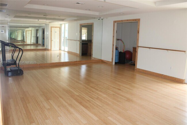 Building Photo - 520 SE 5 Ave