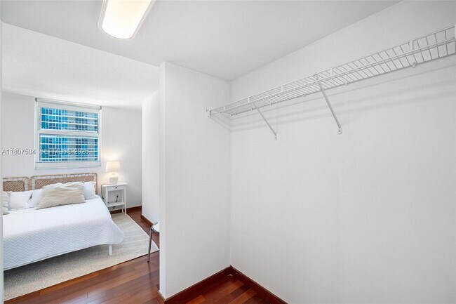 Building Photo - 1200 Brickell Bay Dr