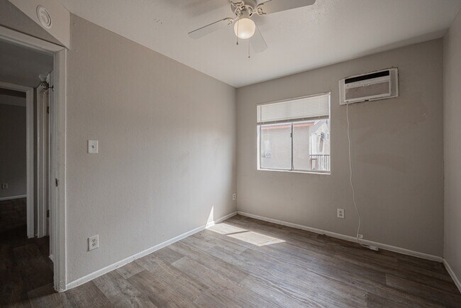 Building Photo - 622 N 30th Pl