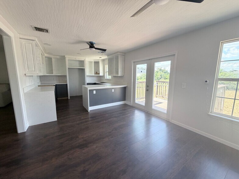 Building Photo - 4/2 Recently Remodeled