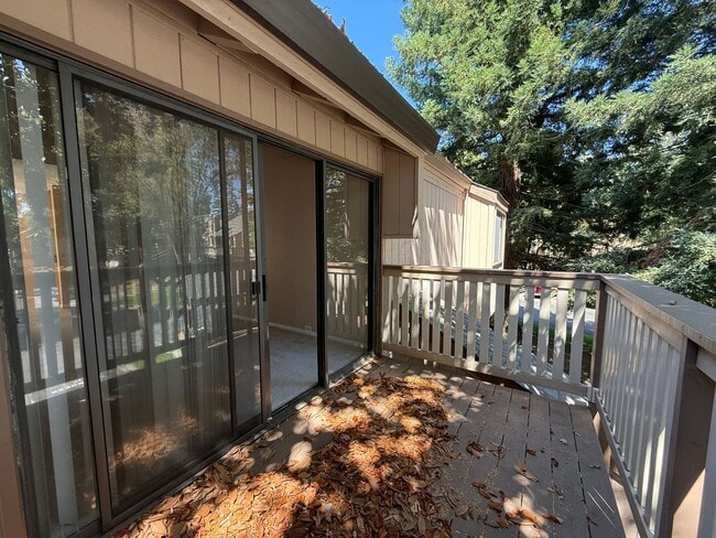 Building Photo - 2 bed 2 bath upstairs condo available to m...