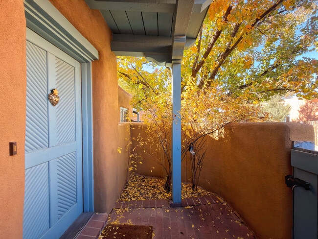 Building Photo - 624 Galisteo St