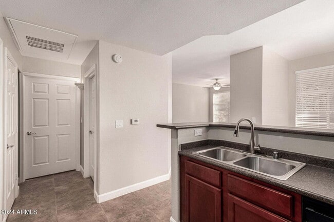 Building Photo - Immaculate Lakewood Community Condo