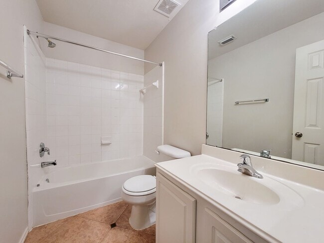Building Photo - BEAUTIFUL 3 BEDROOM 2 BATH TOWNHOME THAAT ...