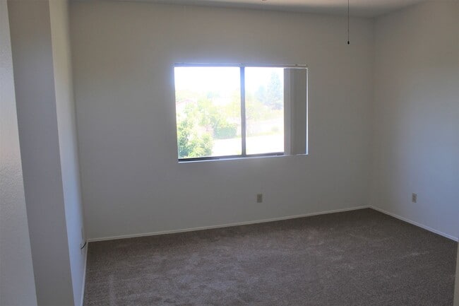 Building Photo - 3Bed/2.5Bath off Poinsettia in Carlsbad!~ ...