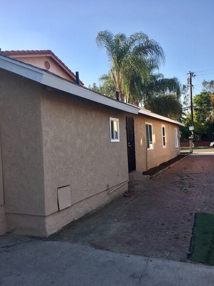 Building Photo - 606 W 4th Ave