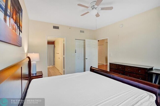 Building Photo - 804 E Windward Way