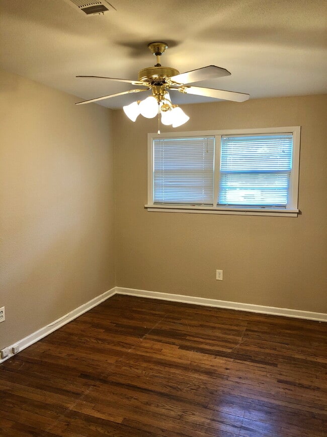 Building Photo - Cozy Three Bedroom - Maxey Park