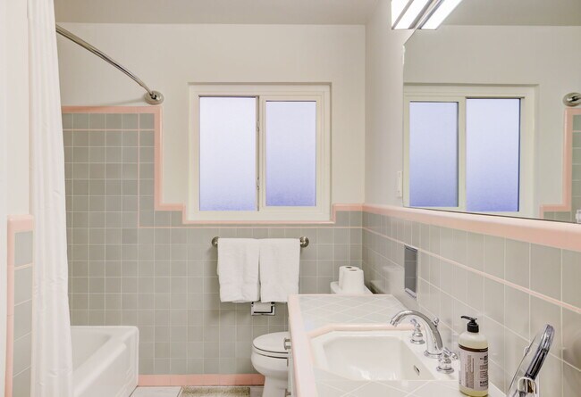 Building Photo - 672 Baden Ave