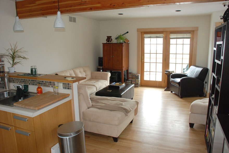 Building Photo - 1423 Williamson St