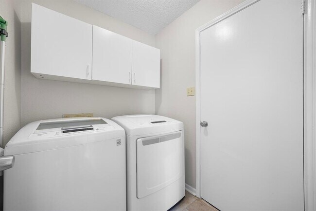 Building Photo - 2304 Silver Spur Dr