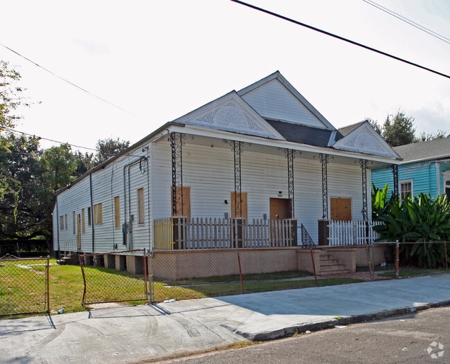 Primary Photo - 2642 Dumaine St