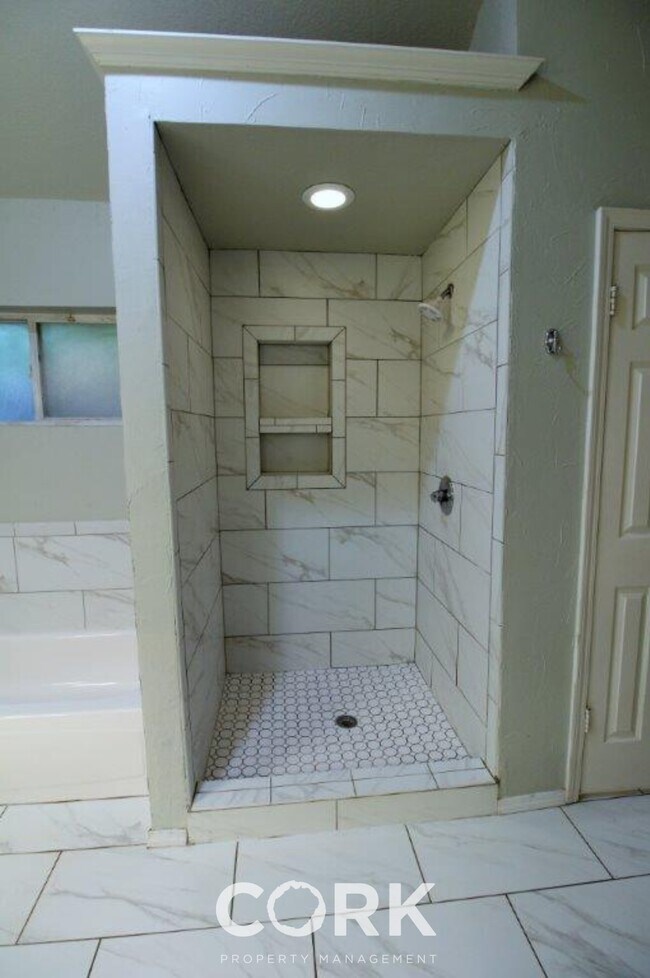 Building Photo - 927 Castle Rd