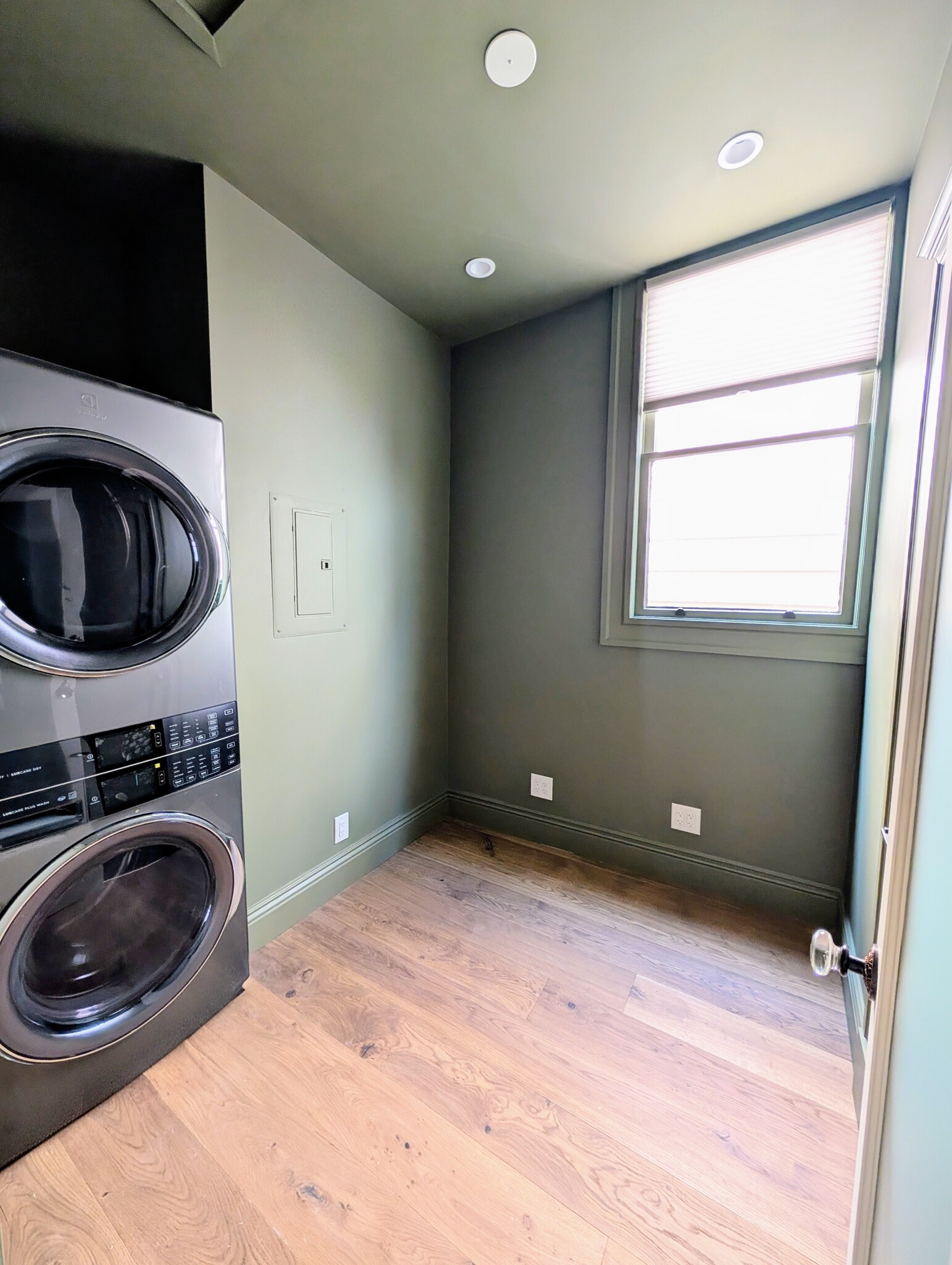 Office. Deep work + WFH friendly lighting, outlets. Plus, laundry! - 328 Lexington St