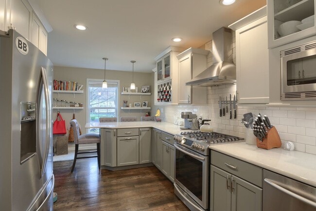 Building Photo - Modern and Convenient Hershey/Harrisburg Suburb Townhouse