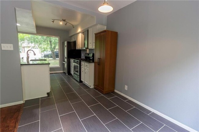 Building Photo - 3901 Knollwood Dr