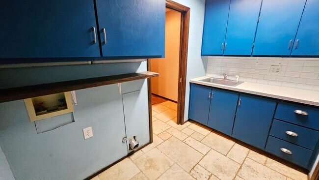 Building Photo - Four Bed/2 Bath Near Lake Hefner