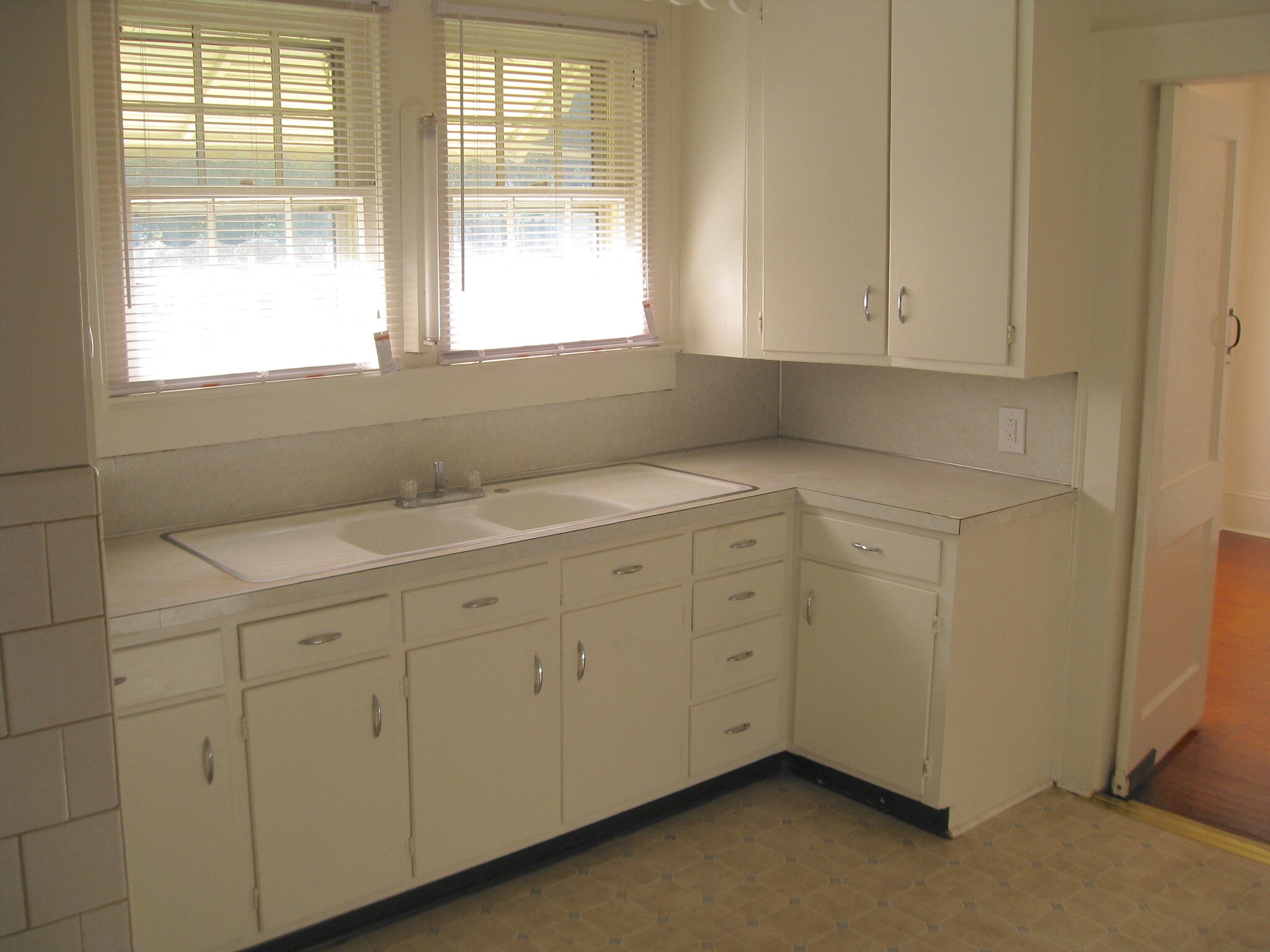 Kitchen - 128 E 8th St