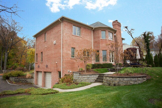 Building Photo - 146 Palisades Ave