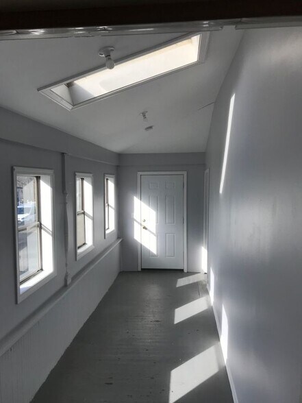 Building Photo - 19 Hobart St