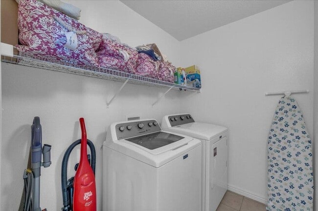 Building Photo - Hidden Valley Townhome!! END UNIT!
