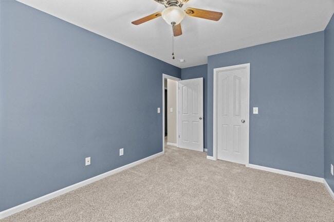 Building Photo - Gorgeous 3 Bedroom Townhome w/ Premium Finishes & Amenities - Pet Friendly!