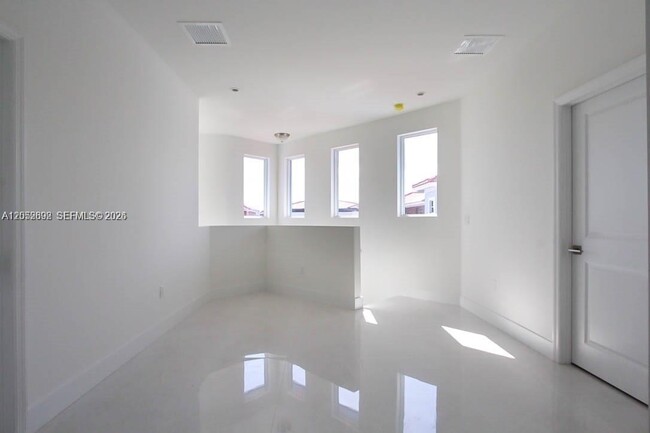 Building Photo - 15631 SW 11th Terrace