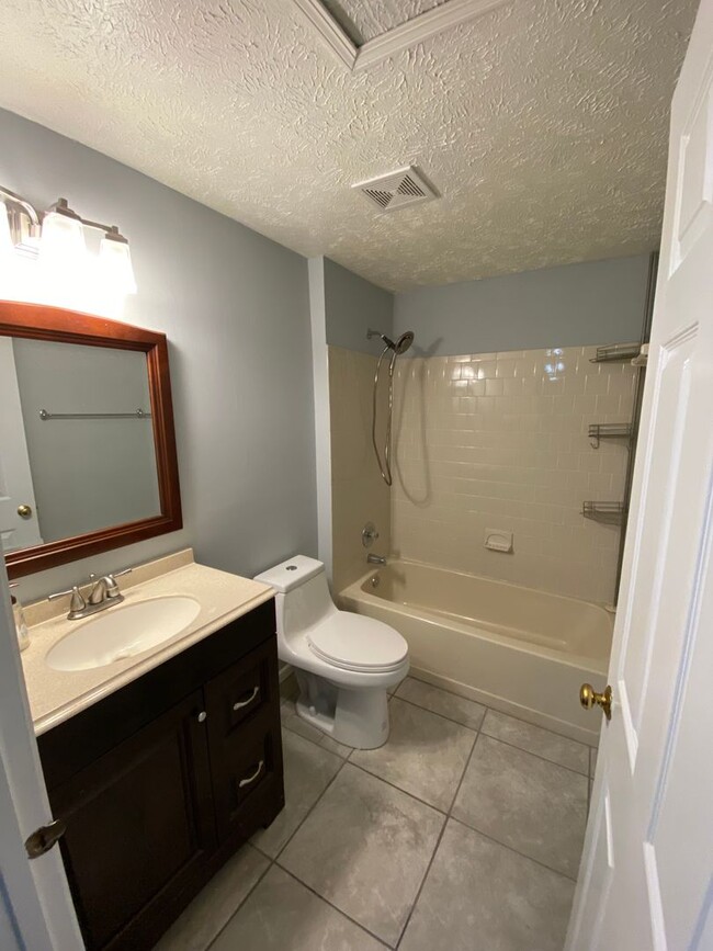 Building Photo - Beautiful 2 Bedroom 2.5 Bath Townhome in S...