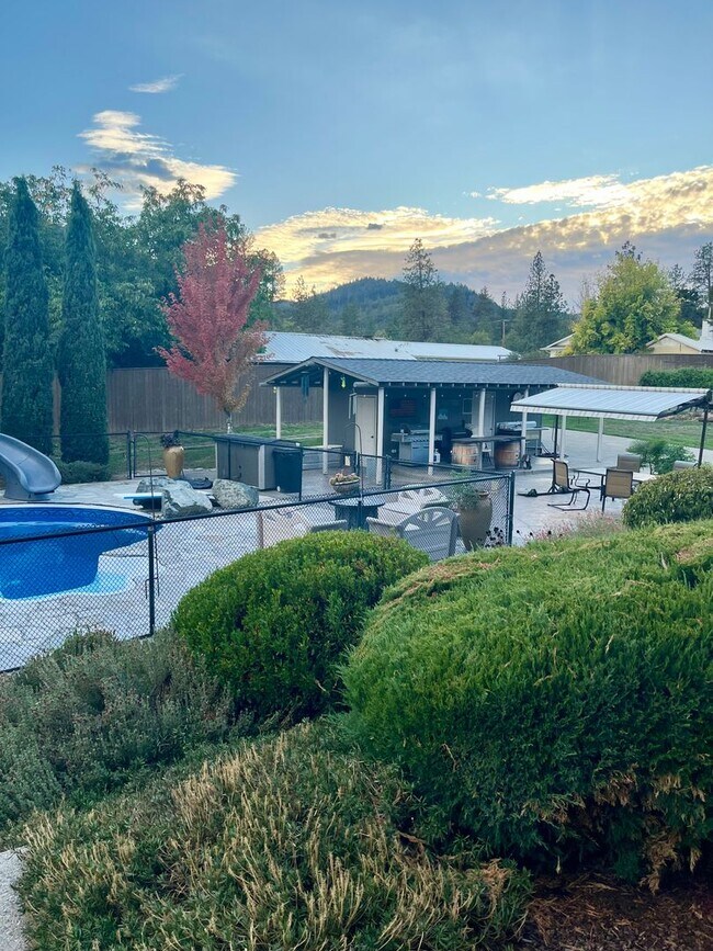 Building Photo - Short Term Rental available, Fully Furnished , 1 Bedroom, 1 Bath in Private Setting