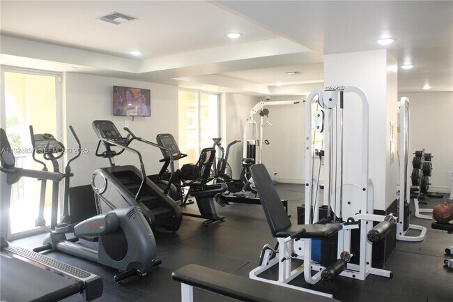 Building Photo - 520 SE 5 Ave