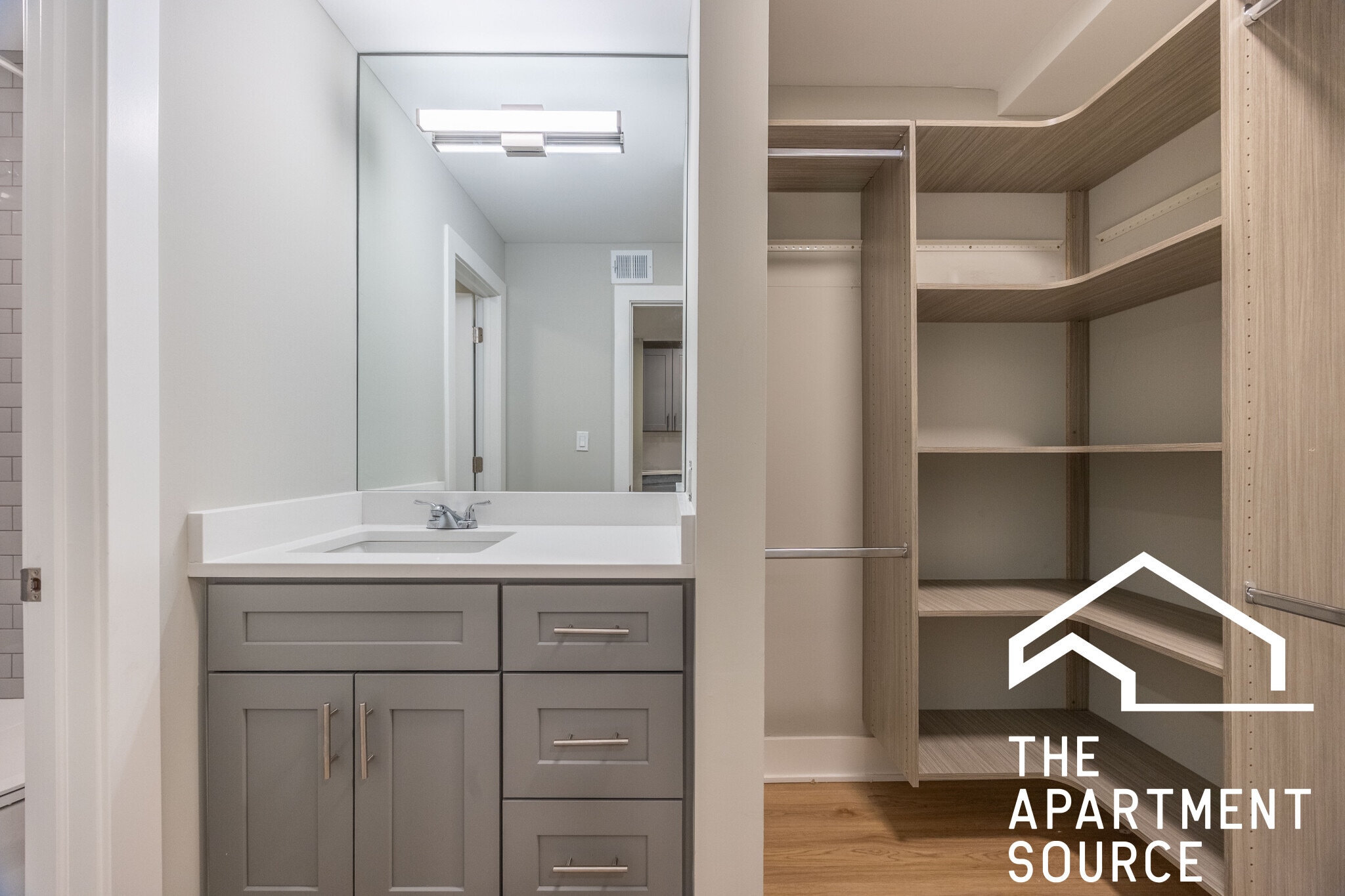 Building Photo - 1223 N La Salle Dr