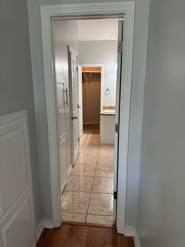 Main bathroom - 428 Quail Ave