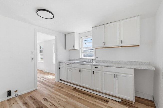Building Photo - 420 W 25th St