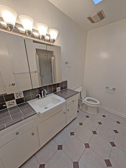 Building Photo - 833 S Plymouth Blvd