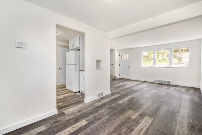 Building Photo - AVAILABLE SEPT 1ST! UPDATED 2-bedroom townhouse in Overbrook!