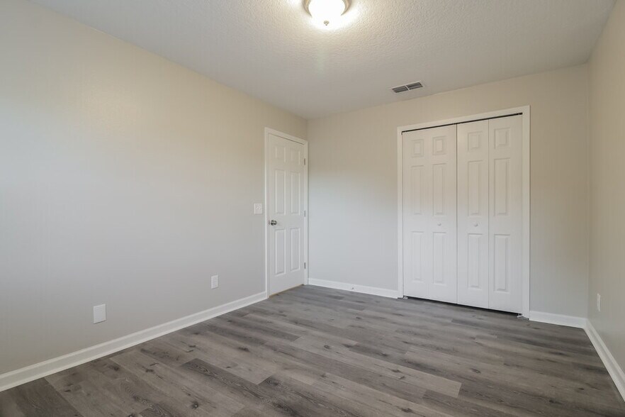 Building Photo - 2426 Sable Dr