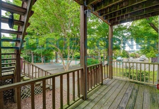 Building Photo - 639 S Poplar St