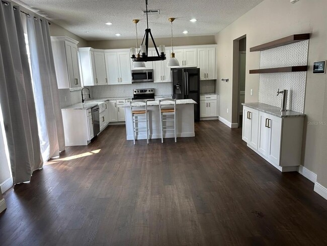 Building Photo - 211 Roseling Crossing